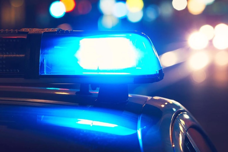 Tudi modre uči in sirena policijskega vozila nevarnega voznika niso ustavili. 