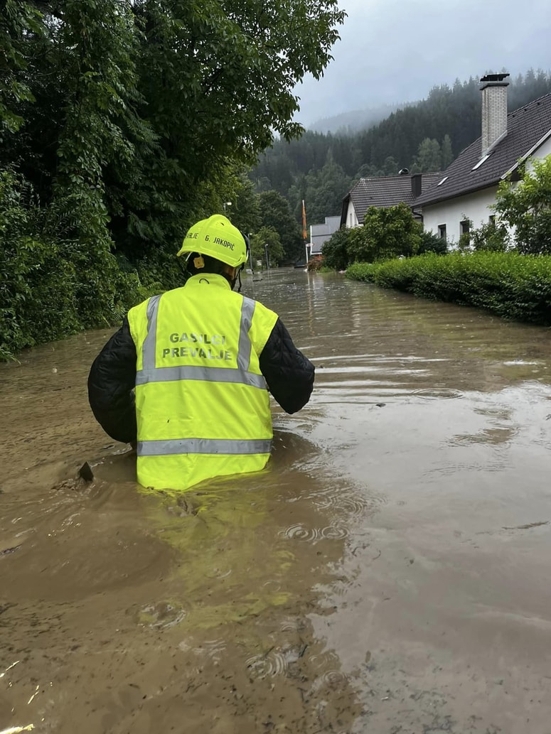 Prostovoljna gasilska društva, ki se večinoma financirajo z donacijami in prispevki, so pomoč države po avgustovskih poplavah sprejela z odprtimi rokami. Toda nekatera od njih so šla predaleč. 