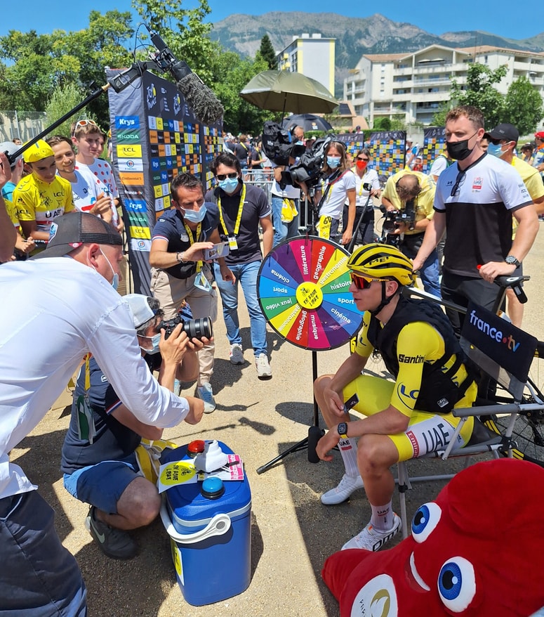 Rumena majica ima ob dirkanju še polno drugega dela. 