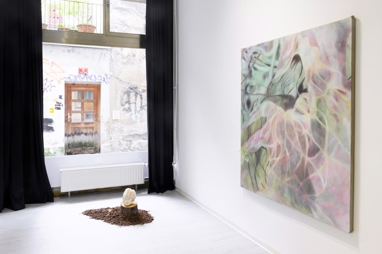 Nastajanje, spreminjanje in staranje se kaže kot meritoren način obstoja del Ajde Kadunc, ki gledalca s sebi lastno izraznostjo nagovarjajo k premisleku.  