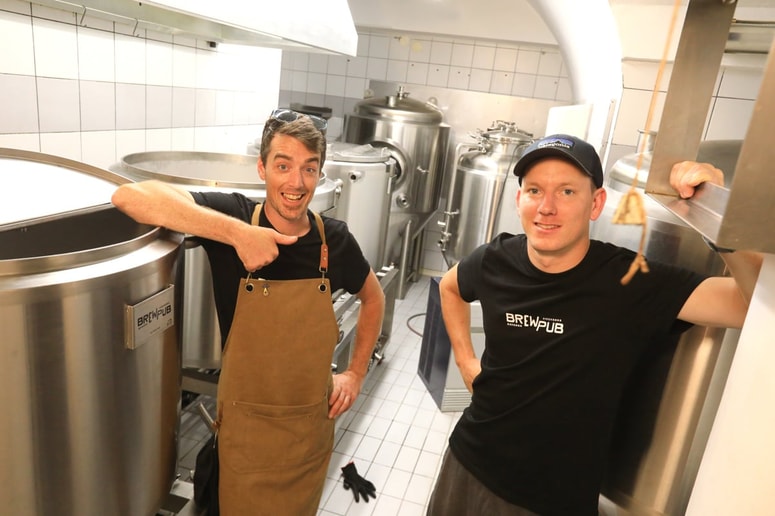 Nova pivnica Brewpub na Splavarskem prehodu v Mariboru na Lentu, Chris Russell (levo) in Miha Horvat.