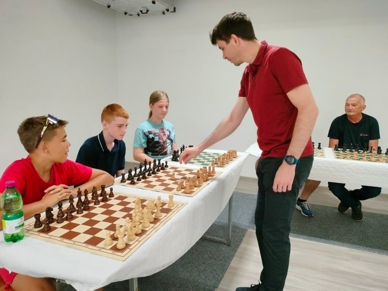 Glavna fotografija članka:(ŠAHOVSKI KOTIČEK) Komaj 16-letni Matic Lavrenčič novi mednarodni mojster, Impol ekspresno nazaj