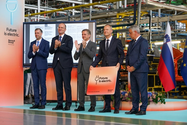 Gregor Macedoni, župan Novega mesta, Herbert Steiner, premier Robert Golob, prvi mož Revoza Jože Bele in gospodarski minister Matjaž Han s tablo, ki jo je izpisal robot 

