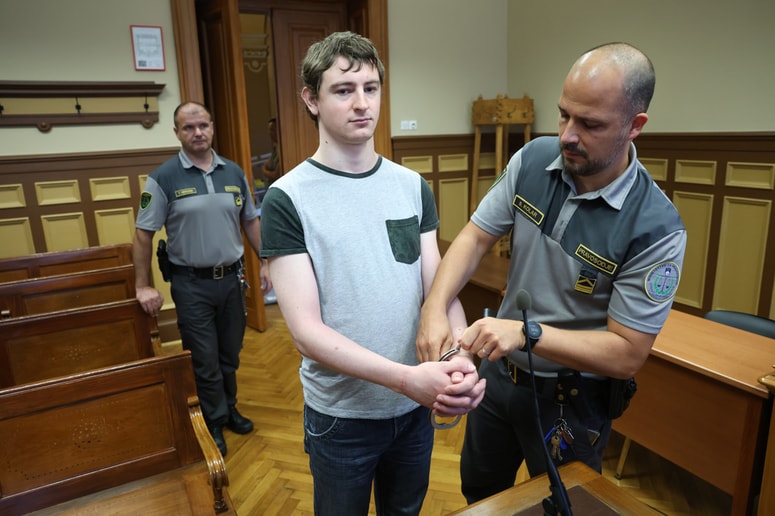 Peter Kobal je obtožen napada na uradno osebo, kar je storil v stanju bistveno zmanjšane prištevnosti.    