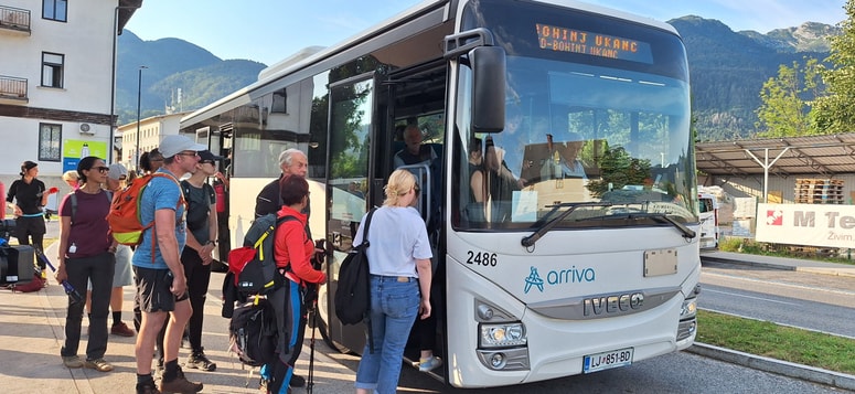 V Bohinjski Bistrici je v redni avtobus iz Ljubljane vstopilo kakšnih petnajst potnikov. 