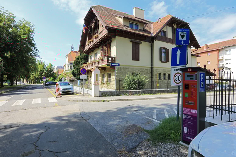 Za invalide bo od petka pred Trubarjevo 15, kjer domuje devet invalidskih društev, vendarle na voljo šest brezplačnih parkirnih mest za kratkotrajno parkiranje.