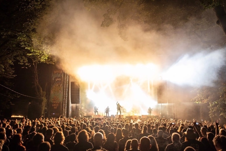 Tominator je eden od treh festivalov, ki tudi letos ostajajo v Tolminu, potem ko je občina leta 2024 festivalsko dogajanje na različne načine omejila. 