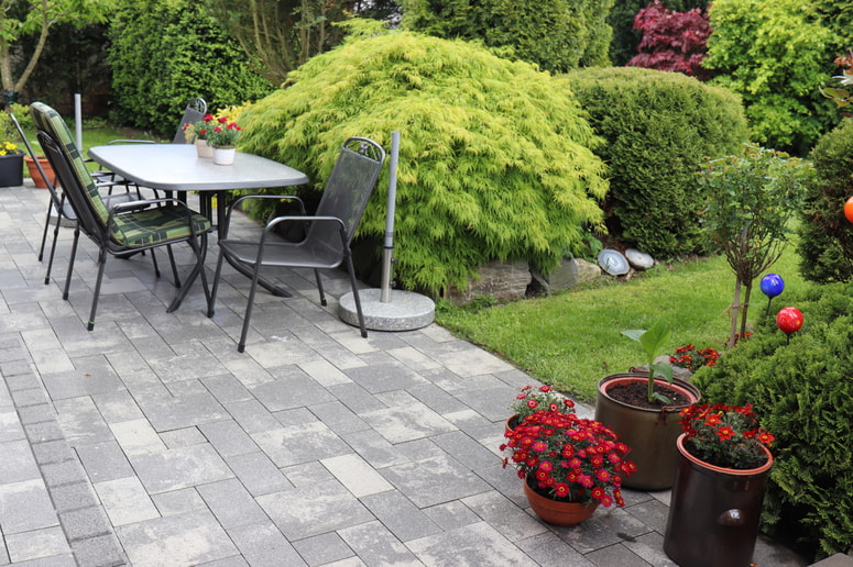 Betonske plošče dajo terasi eleganten videz.