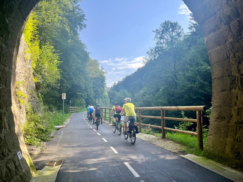 Kolesarska pot je razgibana, saj poteka čez številne predore in nadvoze, proti Slovenj Gradcu pa ponuja razgled na Pohorje in Uršljo goro. 