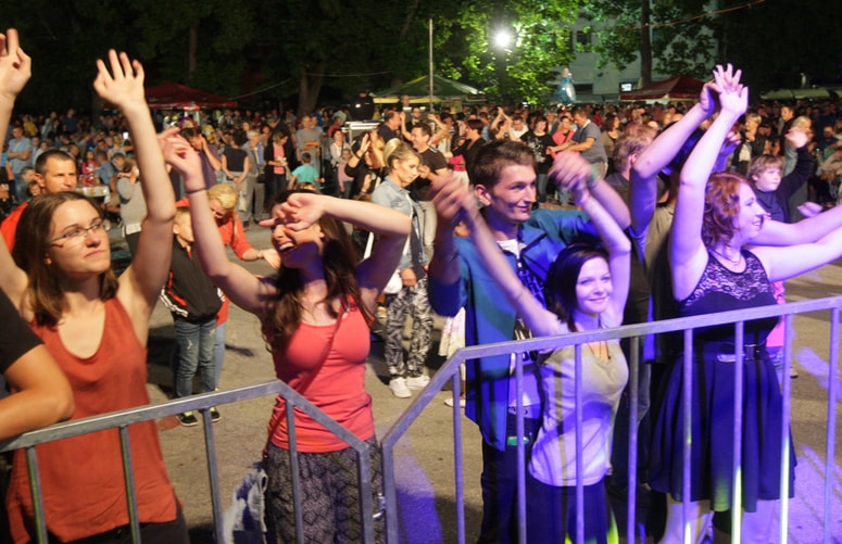 Ptujska poletna noč na mestne ulice privabi številne obiskovalce, a ne samo domačih. 