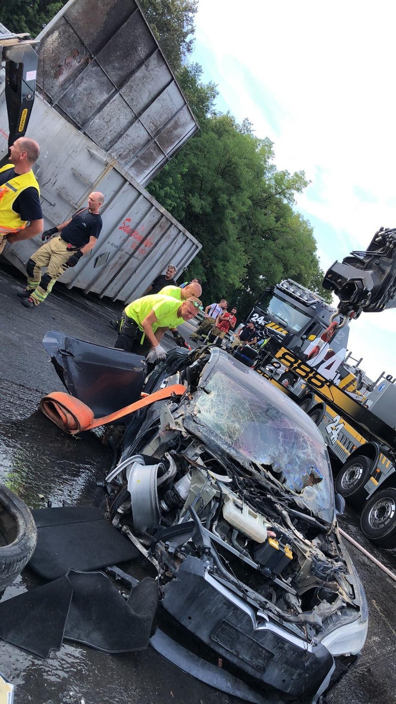 Na prizorišče so pripeljali kontejner z vodo in električni avtomobil potopili za 24 ur. 