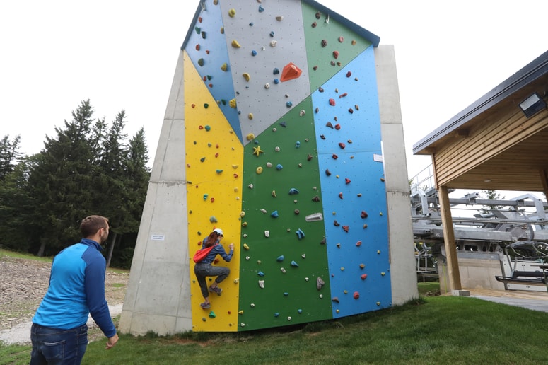 Pri izteku, na vrhu sedežnice je tudi plezalna stena. 