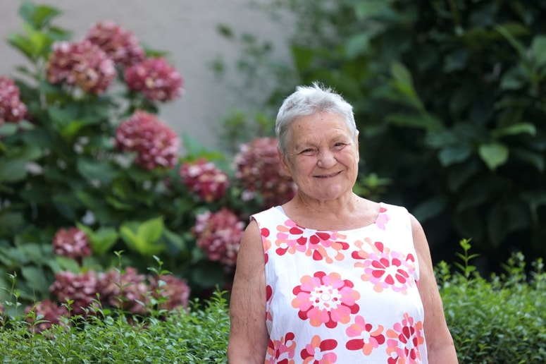 Sonja Lokar: "Ženske v politiki si morajo vse izboriti same, s kremplji in zobmi, saj gre za konkurenčni boj in za politične prioritete. Tipičen primer je Ljudmila Novak. Pod njenim vodstvom se je NSi ponovno uvrstila v parlament. Kaj je dobila v zahvalo? Zamenjali so jo z mlajšim, bolj telegeničnim moškim."   