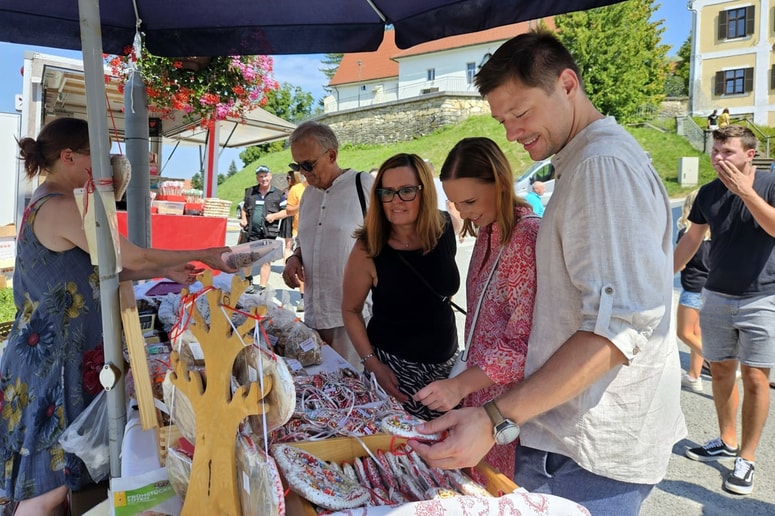 Fantje so dekletom kupovali lectova srca. 