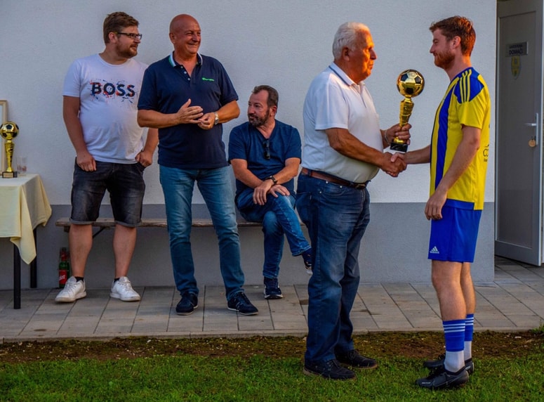 Adolf Šerdoner, častni občan občine Starše, izroča pokal kapetanu Maripola Sašu Gerečniku. 