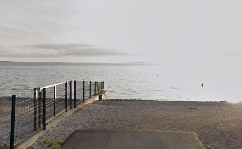 Ograja avtokampa Straško stoji vse do morja.