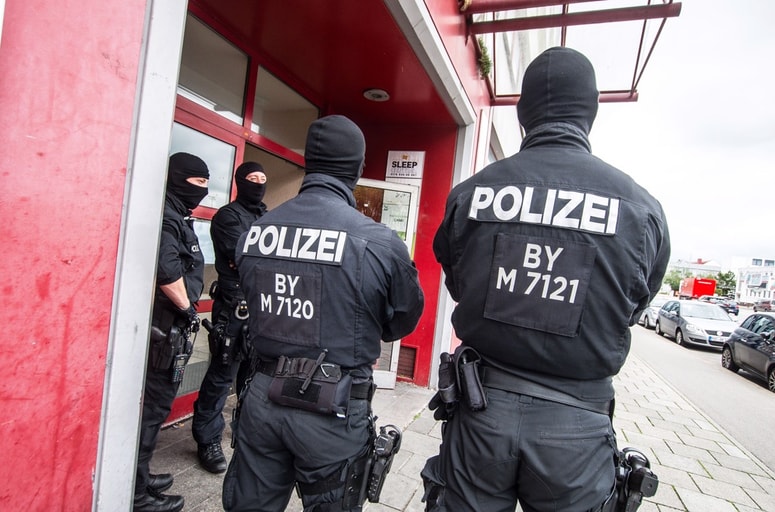 Nemški policisti so zdravnika priprli v torek.