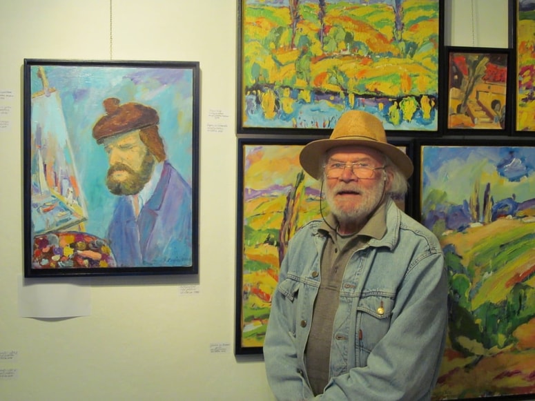 Konrad Krajnc pred mladostnim portretom v svoji galeriji v Lenartu 