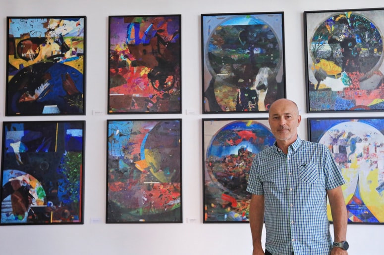 "Realni, fantazijsko-sanjski in digitalni svet so zmeraj bolj povezani v krog, v kroženju pa posamezne svetove včasih težko ločimo med seboj," ob razstavi razmišlja Stojan Špegel.