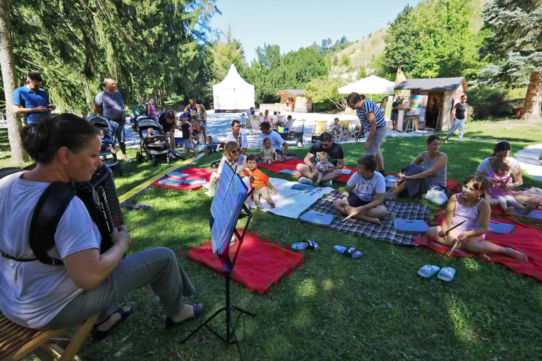 Glavnina dogajanja se seli na lokacijo bivših bazenov, nad igrala v Mestnem parku Maribor.