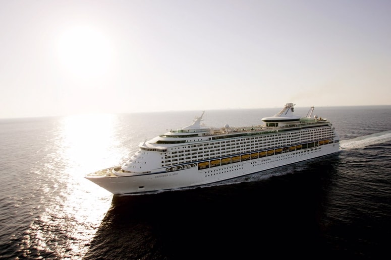 Britanec je padel z ladje Royal Caribbean Explorer Of The Seas.