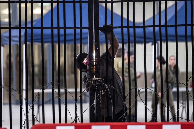 Deset pripadnikov izraelske vojske je bilo po incidentu s posilstvom konec julija privedenih pred vojaško sodišče. Do 4. avgusta jih polovica ni bila več v postopku.