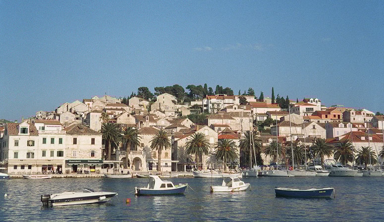 Glavna fotografija članka:Turisti šokirani: Kaj se je zgodilo? Ali je to še Hvar?