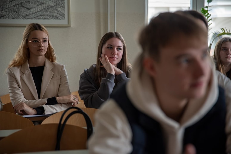 Izredni študentje so prepričani, da predlog zakona izredne študente postavlja v neenakopraven položaj. 