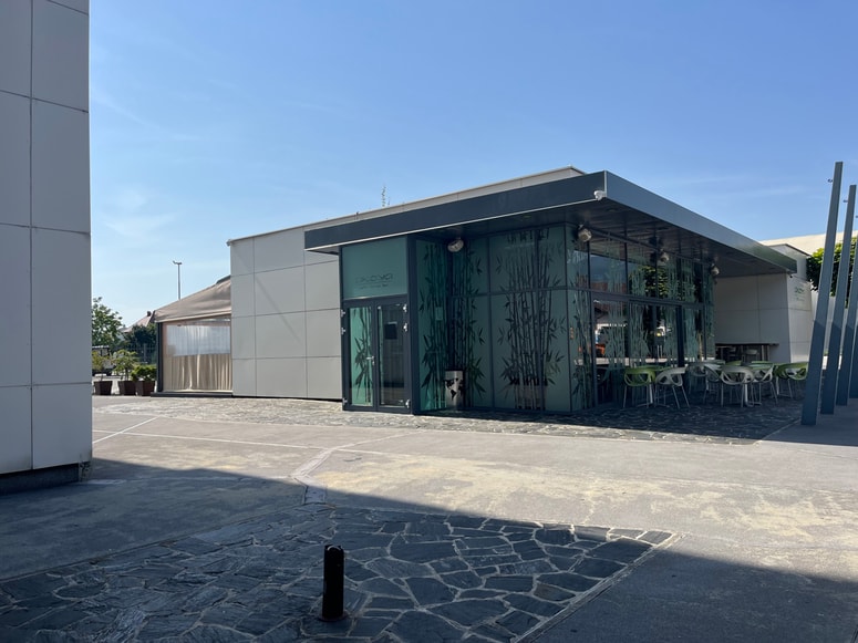 V soboto dopoldan pred klubom nič več ni kazalo na to, da se je ponoči zgodil strelski incident. 