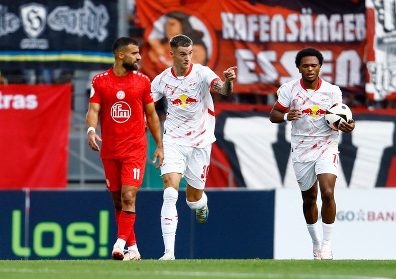 Benjamin Šeško je najprej zadel, nato pa še podal Luisu Opendi za gol. 