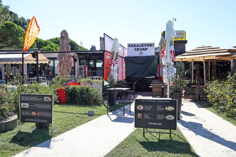 Čevapčiči, ki so jih pekli v premičnem zabojniku lani ... 