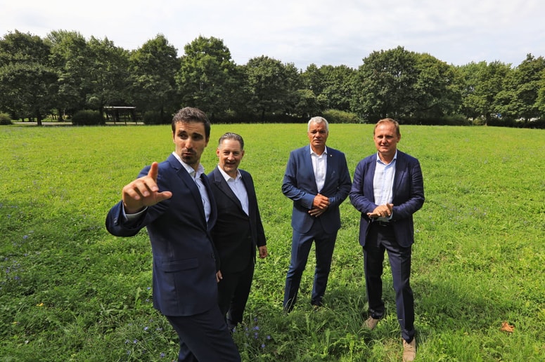 Parcelo, kjer bodo zgradili večfunkcionalno igrišče, so si ogledali Mirko Škundrić, John Denhof, Saša Arsenovič in Samo Peter Medved. 