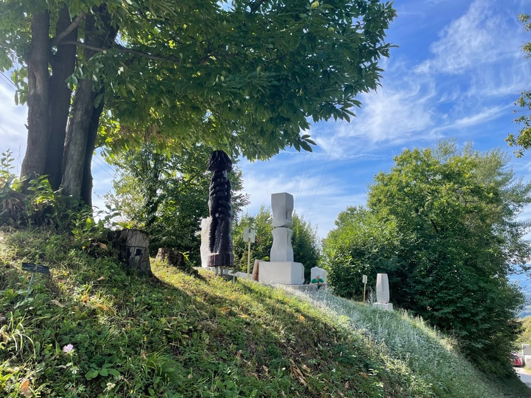 Park Skulptur na Dežnem pri Makolah krasi že kar nekaj kipcev iz lesa, kamna in železa. 