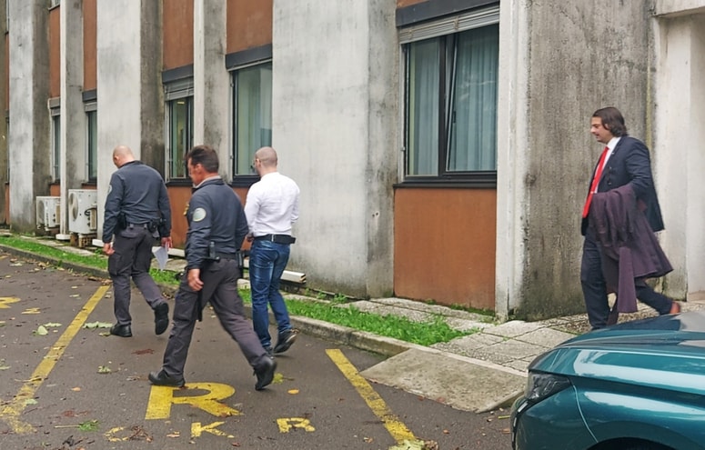 Sodnica je Karanfila Xhabaleja obsodila zaradi nasilja nad dekletom in zlorabe prostitucije ter mu podaljšala pripor.