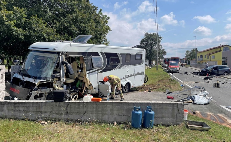 Nesreča avtomobila in avtodoma v Materiji 