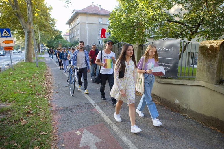 Festival je namenjen šolam in njihovim sprehodom, da spoznamo mesto skozi oči šolarjev. 