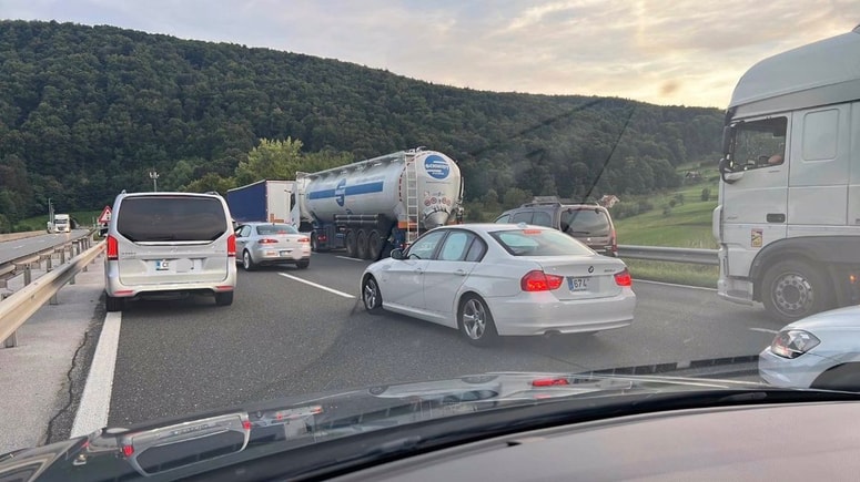 Novela zakona predvideva strožjo obravnavo voznikov, ki ne vzpostavijo reševalnega pasu ali vozijo oziroma se ustavljajo na vzpostavljenem reševalnem pasu.
