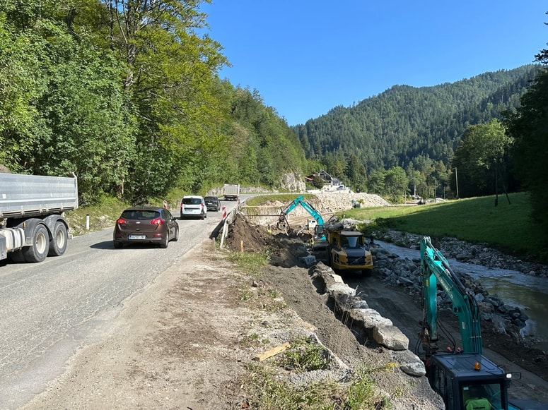 Regionalna cesta med Mežico in Črno na Koroškem je že dolgo v katastrofalnem stanju, lanska ujma pa je vse skupaj še poslabšala. 