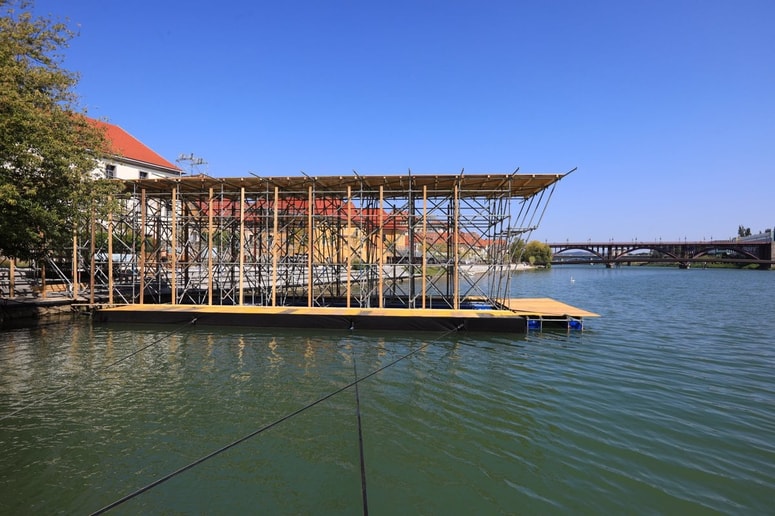 Poleti se bodo začeli na vzletni ploščadi, ki jo že postavljajo v bližini Sodnega stolpa, pristajalna steza bo reka Drava. 