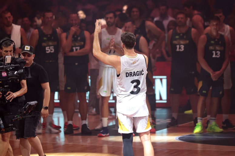 Glavna fotografija članka:(FOTO in VIDEO) Zlati košarkarski kapetan v razprodanih Stožicah sklenil kariero