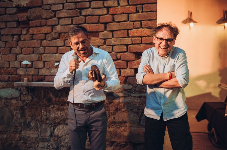 Marko Podgornik, direktor podjetja Mikro+Polo, in Boris Krabonja z gosti pripravljata zabaven večer. 