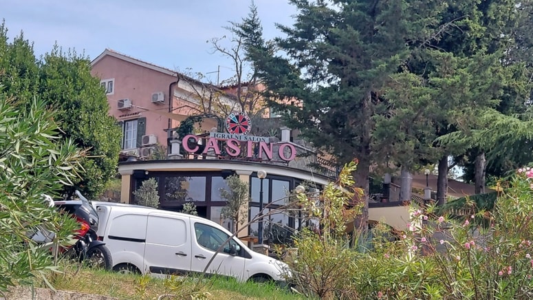 Roparji naj bi iz igralnice Andor odnesli približno 30.000 evrov.