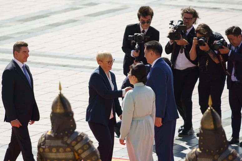 Predsednica republike Nataša Pirc Musar s "prvim soprogom" Alešem Musarjem prejšnji teden v Mongoliji. To je bil prvi državniški obisk, odkar sta državi pred 31 leti vzpostavili diplomatske odnose. Na poslovnem forumu je predsednica Mongolijo izpostavila tudi kot turistično destinacijo leta 2024 po izboru Lonely Planet.

