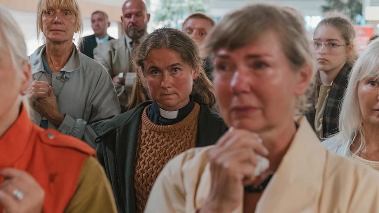 Duhovnica Mikaela (Cecilia Milocco) na švedskem potniškem terminala pomaga svojcem žrtev. Ne sluti, kako bo potop Estonie vplival na njeno življenje. 