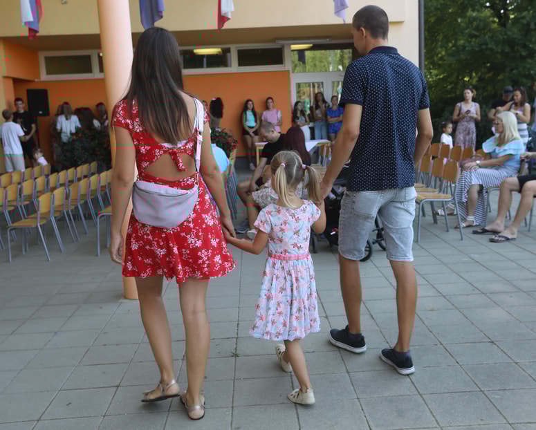 Izredni dopust ga delodajalec delavcu odmeri, če ta zanj zaprosi in predloži dokazilo, da gre njegov otrok v prvi razred.