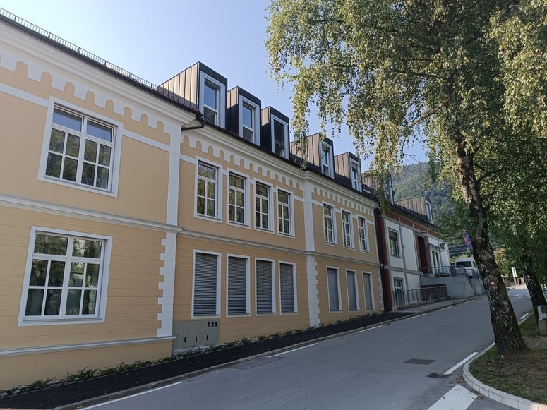 Že zato, ker so nad šolo le dobrih 20 let stari prostori glasbene šole, OŠ Pod goro niso mogli enostavno zrušiti in zgraditi nove.