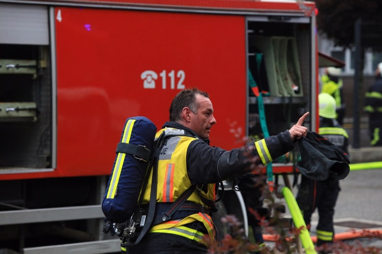 Lažje je bilo poškodovanih še pet stanovalcev 