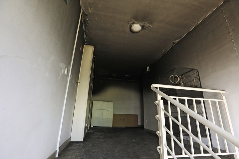 Posledice požara so vidne tudi na hodniku bloka. 