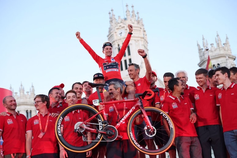 Cycling - Vuelta a Espana - Stage 21 - Madrid to Madrid - Spain - September 8, 2024 Red Bull - Bora - Hansgrohe's Primoz Roglic celebrates with his team and bike after winning the Vuelta a Espana REUTERS/Isabel Infantes 
