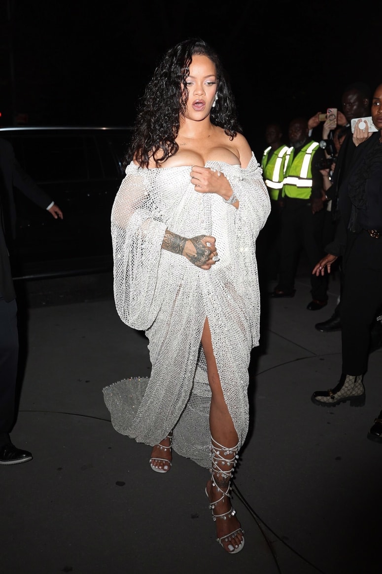 Rihanna se je v oprijeti obleki opazno mučila. 